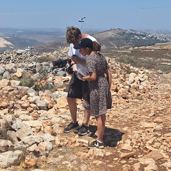 יובל חדד מביימת בלוקיישן ביום צילום